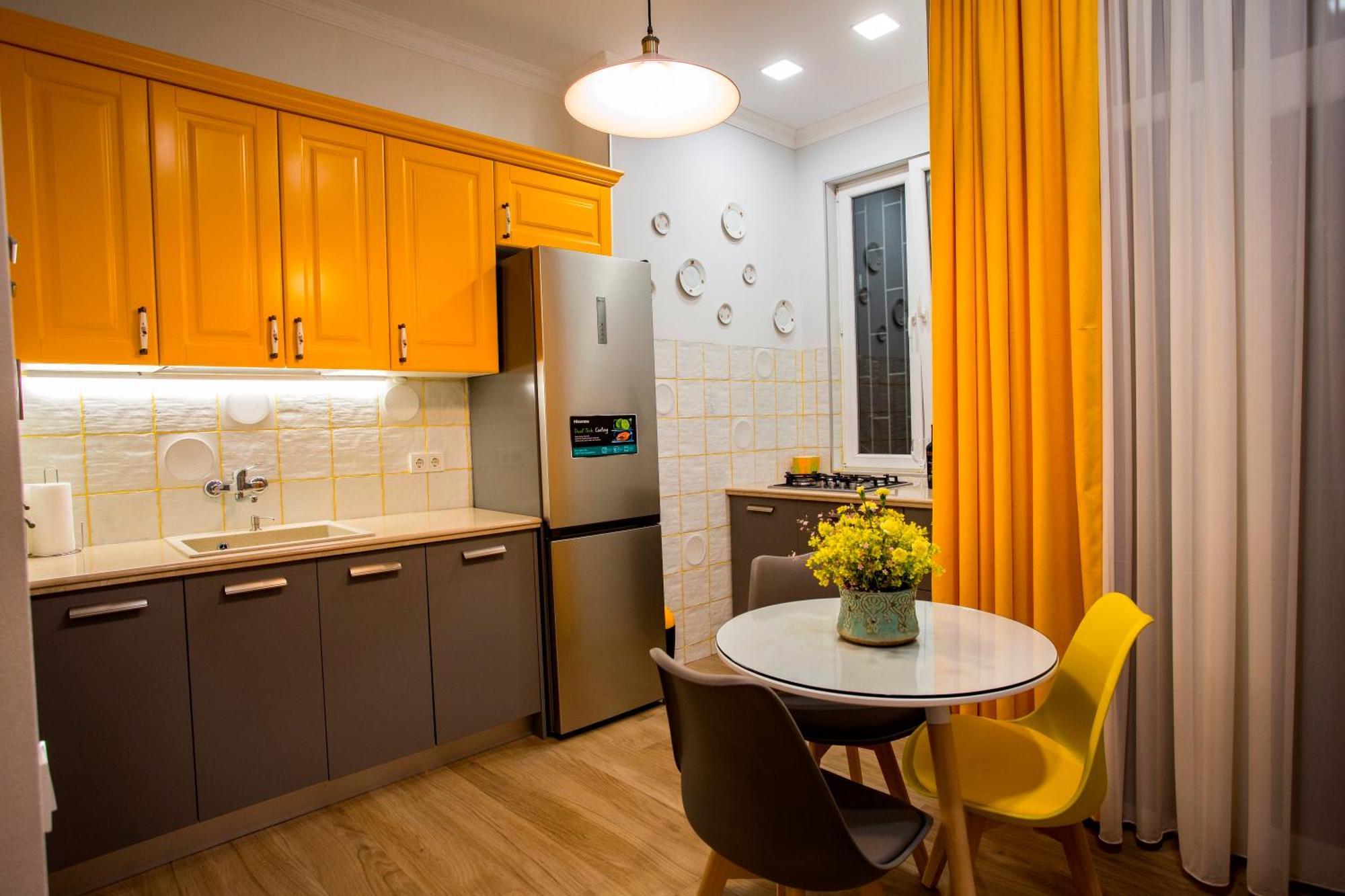 Yellow Apartment In Avlabari Tbilisi Exterior photo