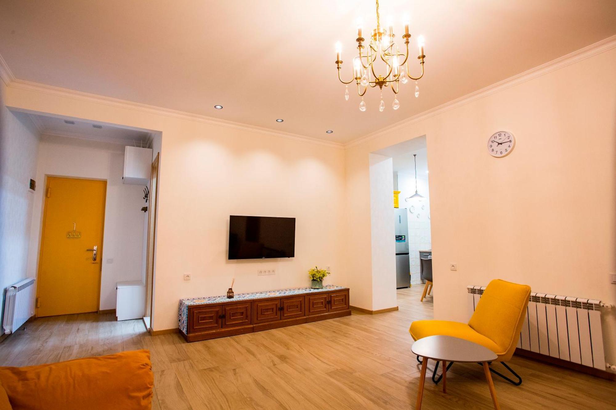 Yellow Apartment In Avlabari Tbilisi Exterior photo