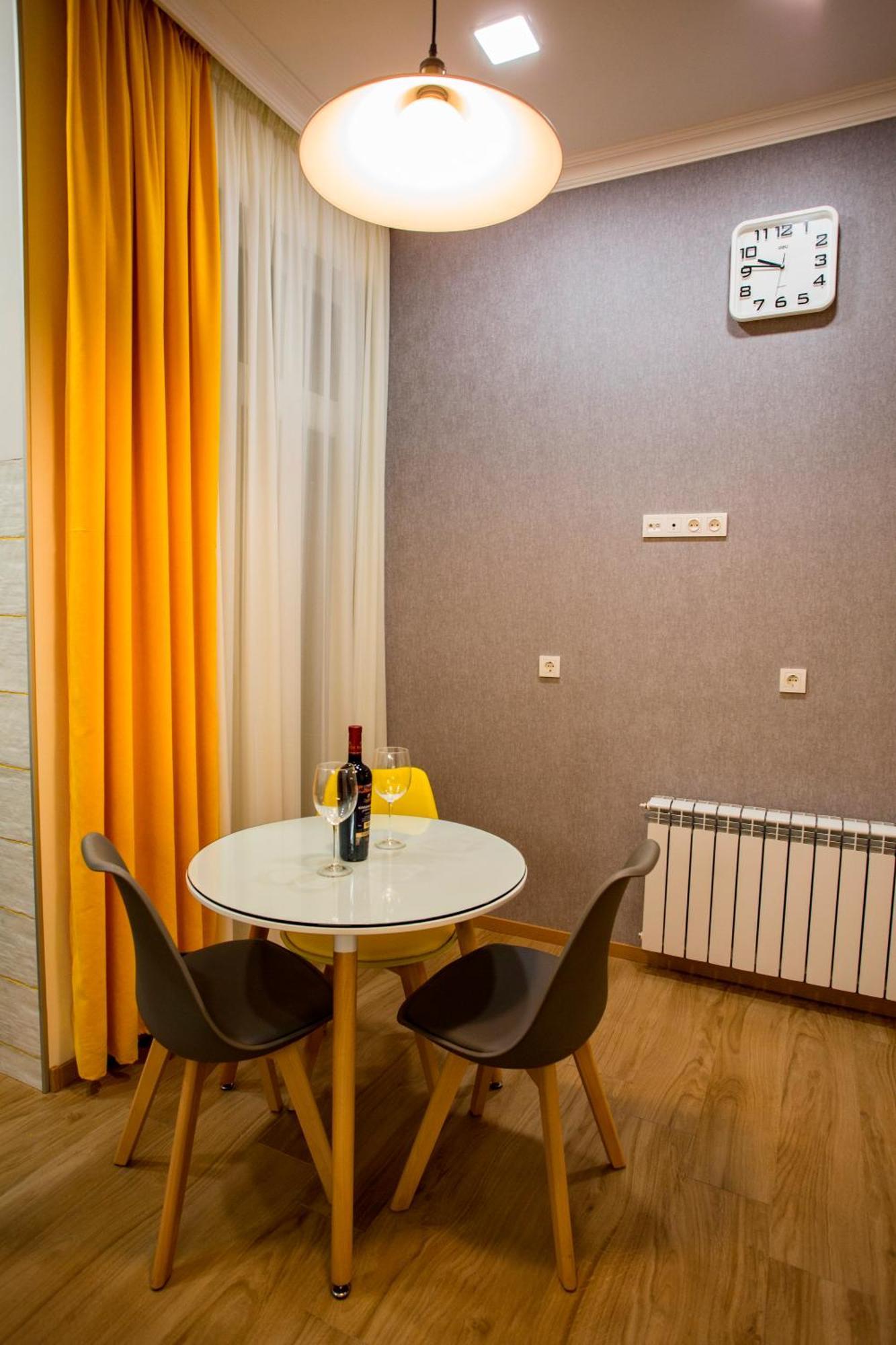 Yellow Apartment In Avlabari Tbilisi Exterior photo