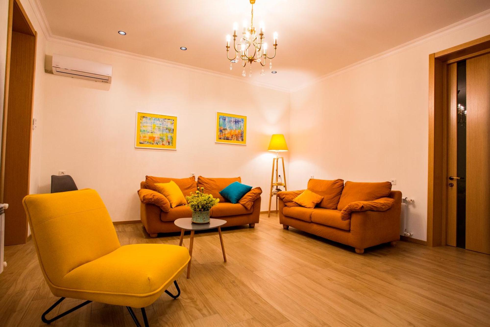 Yellow Apartment In Avlabari Tbilisi Exterior photo