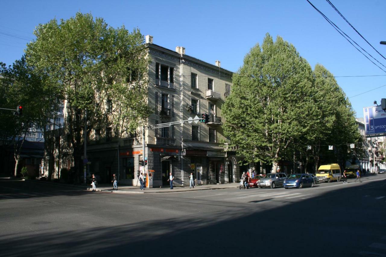 Yellow Apartment In Avlabari Tbilisi Exterior photo
